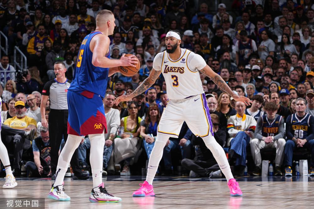 通过回顾他 通过回顾他